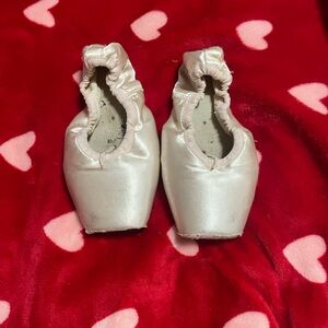 Worn ballet shoes 🩰 Used ballerina shoes 🩰 Dead pointe shoes 🩰